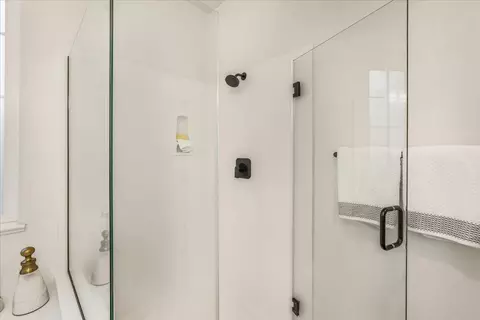 Bath - 7050 Vintner Ct, Gilroy, CA 95020 photo 6 of 8