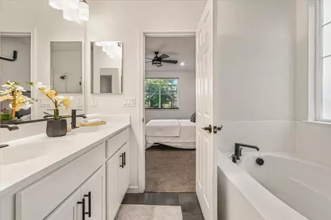 Bath - 7050 Vintner Ct, Gilroy, CA 95020 photo 2 of 8