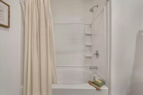 Bath - 7050 Vintner Ct, Gilroy, CA 95020 photo 7 of 8
