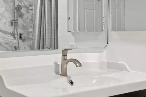Bath - 555 10th St 102, Oakland, CA 94607 photo 2 of 6