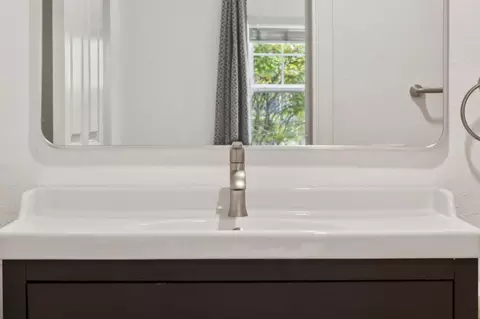 Bath - 555 10th St 102, Oakland, CA 94607 photo 6 of 6