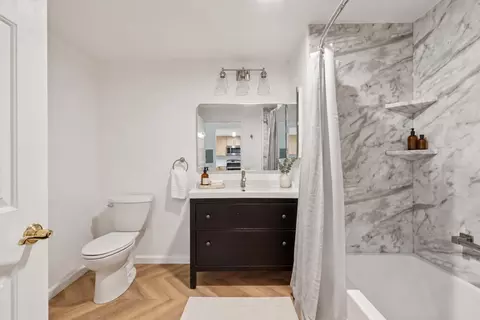 Bath - 555 10th St 102, Oakland, CA 94607 photo 1 of 6