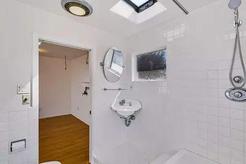 Bath - 1273 Darwin St, Seaside, CA 93955 photo 4 of 7