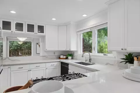 Kitchen - 211 Nataqua Ave, Pacifica, CA 94044 photo 7 of 7