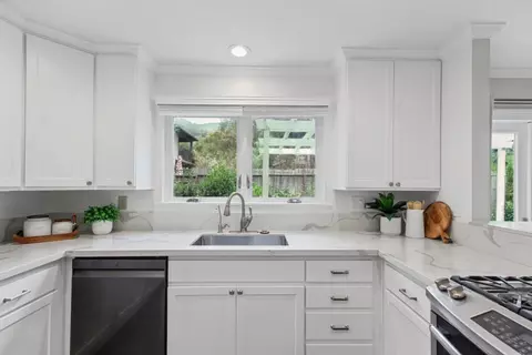 Kitchen - 211 Nataqua Ave, Pacifica, CA 94044 photo 6 of 7