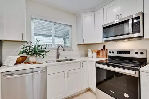 Kitchen - 2047 Montecito Ave 7, Mountain View, CA 94043 photo 2 of 6