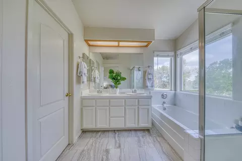 Bath - 18051 Stonehaven, Salinas, CA 93908 photo 2 of 4