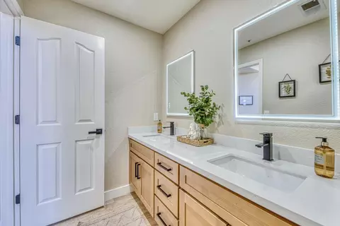 Bath - 931 Hancock St, Salinas, CA 93906 photo 1 of 4