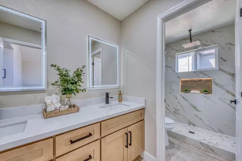 Bath - 931 Hancock St, Salinas, CA 93906 photo 2 of 4