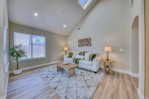Living - 931 Hancock St, Salinas, CA 93906 photo 3 of 3