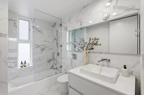 Bath - 1375 Livingston Ave, Pacifica, CA 94044 photo 4 of 4