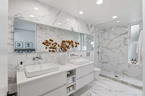 Bath - 1375 Livingston Ave, Pacifica, CA 94044 photo 1 of 4