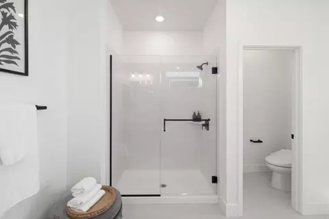 Bath - 2815 Crusader St, Alameda, CA 94501 photo 4 of 6
