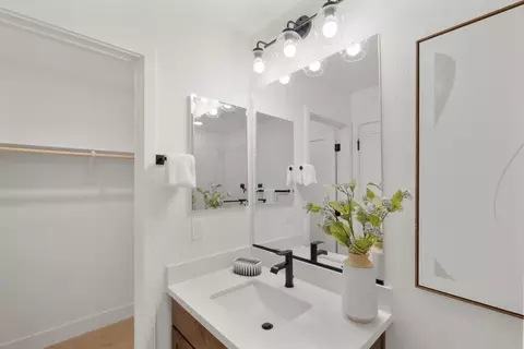 Bath - 2815 Crusader St, Alameda, CA 94501 photo 2 of 6