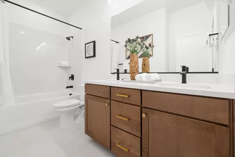Bath - 2815 Crusader St, Alameda, CA 94501 photo 5 of 6