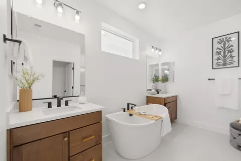 Bath - 2815 Crusader St, Alameda, CA 94501 photo 3 of 6