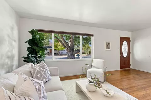 Living - 894 Hazelnut Ct, Sunnyvale, CA 94087 photo 3 of 4