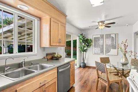 Kitchen - 894 Hazelnut Ct, Sunnyvale, CA 94087 photo 2 of 5