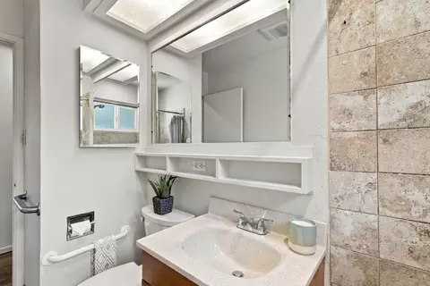 Bath - 894 Hazelnut Ct, Sunnyvale, CA 94087 photo 2 of 2