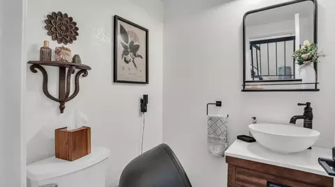Bath - 7385 Thayer Ct, Gilroy, CA 95020 photo 3 of 6