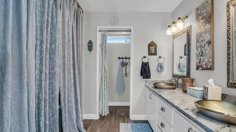 Bath - 7385 Thayer Ct, Gilroy, CA 95020 photo 5 of 6