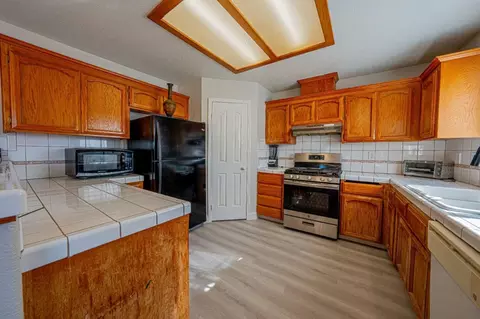 Kitchen - 17864 Road 25, Madera, CA 93638 photo 1 of 3
