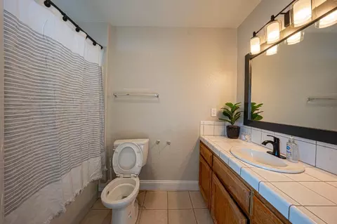 Bath - 17864 Road 25, Madera, CA 93638 photo 3 of 4