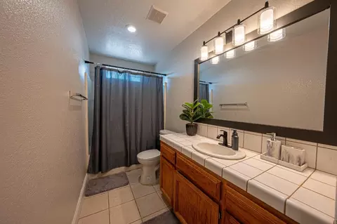 Bath - 17864 Road 25, Madera, CA 93638 photo 1 of 4