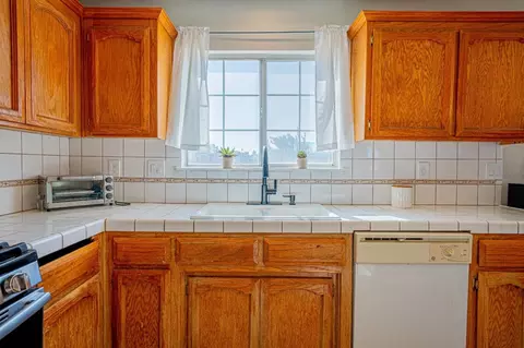 Kitchen - 17864 Road 25, Madera, CA 93638 photo 2 of 3