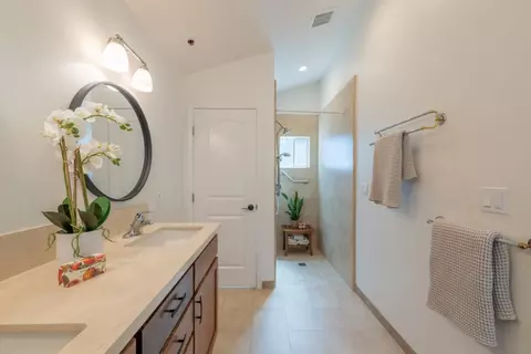 Bath - 23045 Guidotti Dr, Salinas, CA 93908 photo 2 of 3