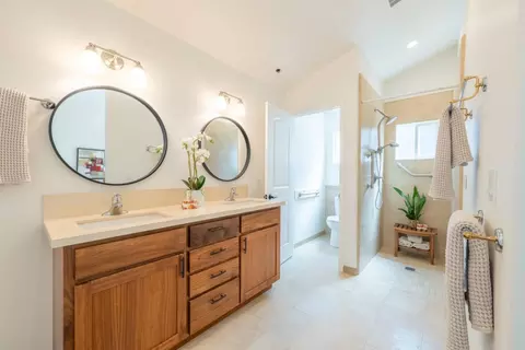 Bath - 23045 Guidotti Dr, Salinas, CA 93908 photo 1 of 3