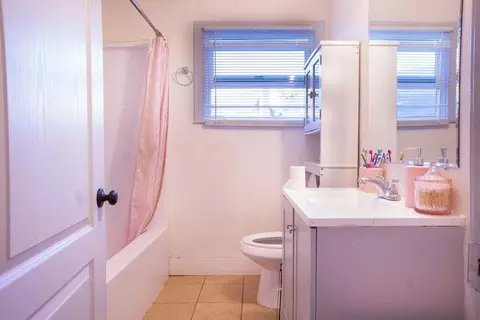 Bath - 1569 Normandy Dr, Modesto, CA 95351 photo 1 of 1