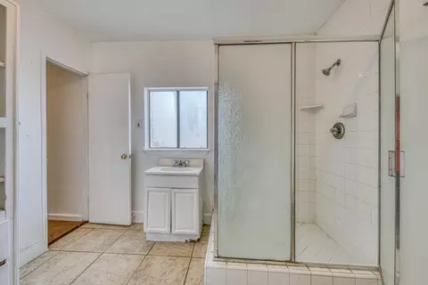 Bath - 431 Espinosa Rd, Salinas, CA 93907 photo 4 of 7