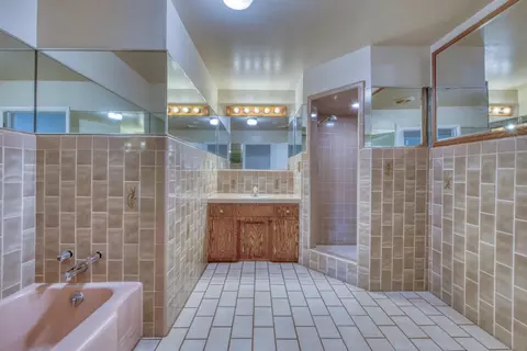 Bath - 431 Espinosa Rd, Salinas, CA 93907 photo 1 of 7