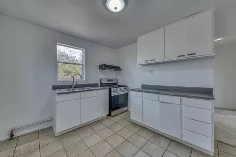 Kitchen - 431 Espinosa Rd, Salinas, CA 93907 photo 4 of 4
