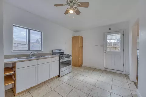 Kitchen - 431 Espinosa Rd, Salinas, CA 93907 photo 3 of 4