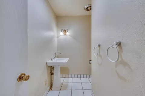 Bath - 431 Espinosa Rd, Salinas, CA 93907 photo 3 of 7