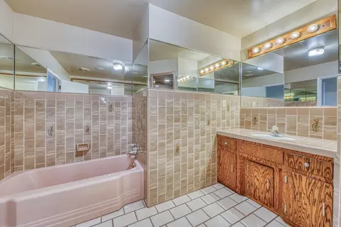 Bath - 431 Espinosa Rd, Salinas, CA 93907 photo 2 of 7