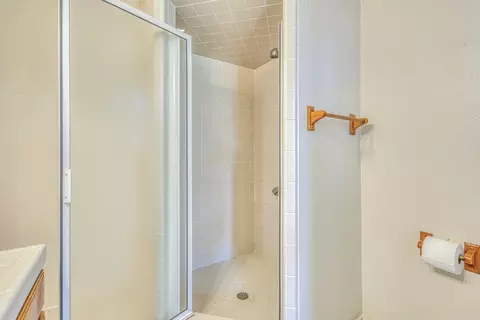 Bath - 246 Dororo Dr, Salinas, CA 93906 photo 2 of 4