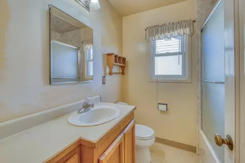 Bath - 246 Dororo Dr, Salinas, CA 93906 photo 3 of 4