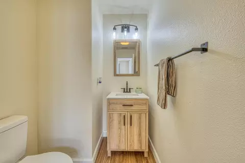Bath - 1960 Bradbury St, Salinas, CA 93906 photo 1 of 4