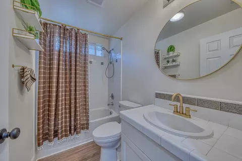 Bath - 1960 Bradbury St, Salinas, CA 93906 photo 4 of 4