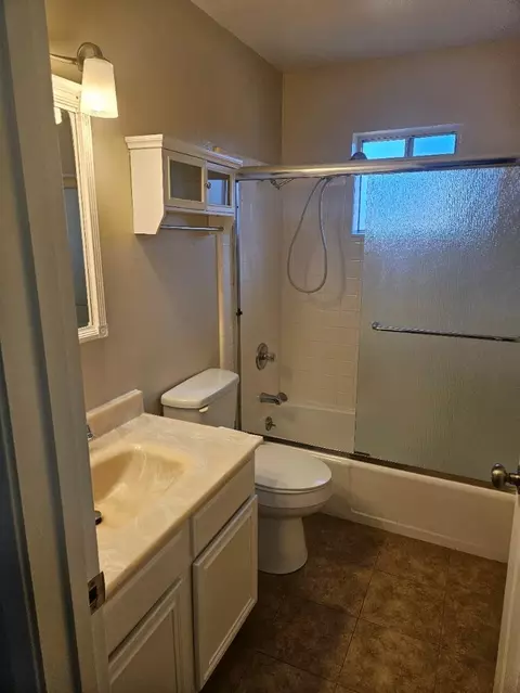 Bath - 806-808 Moraga Dr, Mountain View, CA 94041 photo 1 of 2