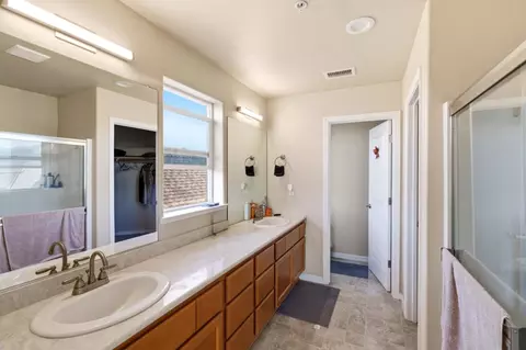 Bath - 15 Pepper Tree Ct, Greenfield, CA 93927 photo 2 of 3
