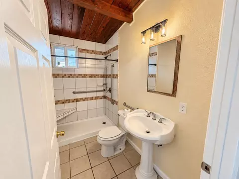 Bath - 624 John St, Salinas, CA 93905 photo 1 of 4