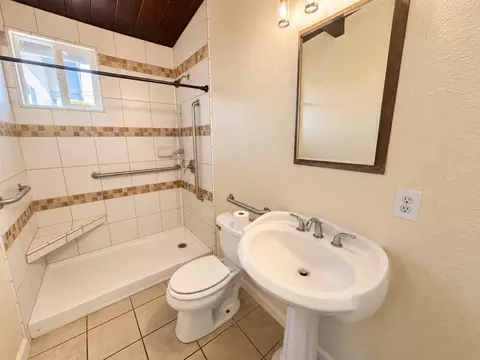 Bath - 624 John St, Salinas, CA 93905 photo 4 of 4