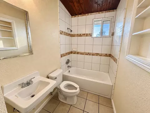 Bath - 624 John St, Salinas, CA 93905 photo 2 of 4