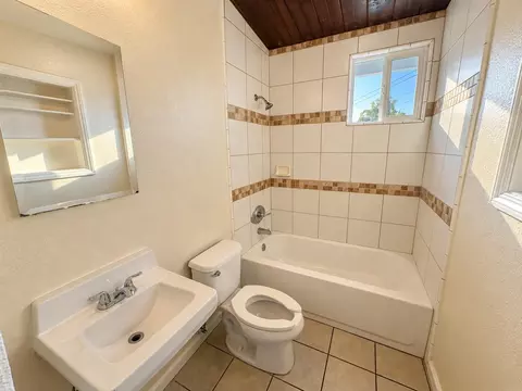 Bath - 624 John St, Salinas, CA 93905 photo 3 of 4