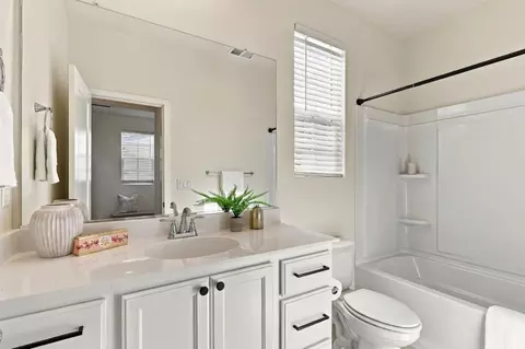 Bath - 1230 Qualteri Way, Gilroy, CA 95020 photo 4 of 4