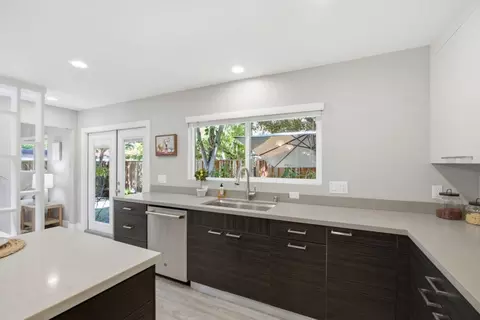 Kitchen - 982 Wright Ave 3, Mountain View, CA 94043 photo 3 of 4